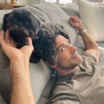 Kelly Ripa Instagram - #sundayvibes. Dog vs. Man, Lena wins 😍😍