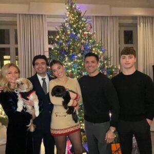 Kelly Ripa Instagram - Merry Christmas ♥️ the Consuelos family (dogs lasted for one photo, kids for two)