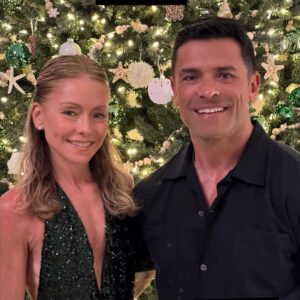 Kelly Ripa Instagram - Big Nick Energy 🎅 Christmas 2023 
#MerryChristmas
