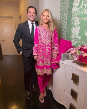 Kelly Ripa Instagram - If @kalpenn or anyone else invites you to a Diwali party, do it! Thank you to everyone for welcoming us with open arms, delicious food, chic fashion and masterful beats! Happy Diwali 🪔 swipe to see what all the fun is about!