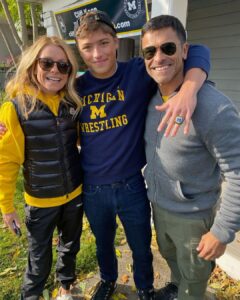 Kelly Ripa Instagram - Big day at the Big House! Go BLUE 💙💛#team100 #bigtenchamps #wrestling