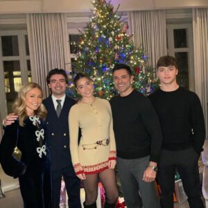 Kelly Ripa Instagram - Merry Christmas ♥️ the Consuelos family (dogs lasted for one photo, kids for two)
