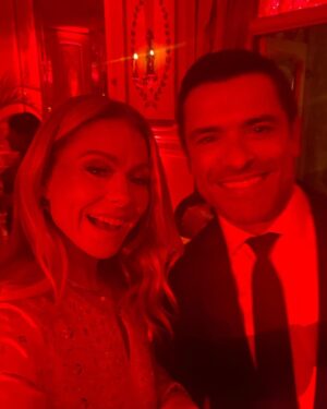 Kelly Ripa Instagram - If @kalpenn or anyone else invites you to a Diwali party, do it! Thank you to everyone for welcoming us with open arms, delicious food, chic fashion and masterful beats! Happy Diwali 🪔 swipe to see what all the fun is about!