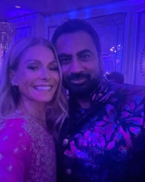 Kelly Ripa Instagram - If @kalpenn or anyone else invites you to a Diwali party, do it! Thank you to everyone for welcoming us with open arms, delicious food, chic fashion and masterful beats! Happy Diwali 🪔 swipe to see what all the fun is about!
