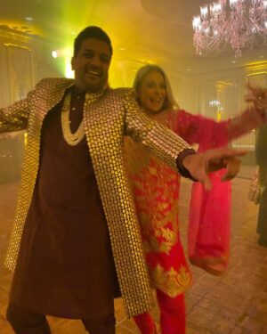 Kelly Ripa Instagram - If @kalpenn or anyone else invites you to a Diwali party, do it! Thank you to everyone for welcoming us with open arms, delicious food, chic fashion and masterful beats! Happy Diwali 🪔 swipe to see what all the fun is about!