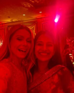 Kelly Ripa Instagram - If @kalpenn or anyone else invites you to a Diwali party, do it! Thank you to everyone for welcoming us with open arms, delicious food, chic fashion and masterful beats! Happy Diwali 🪔 swipe to see what all the fun is about!