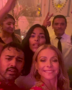 Kelly Ripa Instagram - If @kalpenn or anyone else invites you to a Diwali party, do it! Thank you to everyone for welcoming us with open arms, delicious food, chic fashion and masterful beats! Happy Diwali 🪔 swipe to see what all the fun is about!