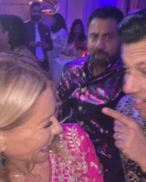 Kelly Ripa Instagram - If @kalpenn or anyone else invites you to a Diwali party, do it! Thank you to everyone for welcoming us with open arms, delicious food, chic fashion and masterful beats! Happy Diwali 🪔 swipe to see what all the fun is about!