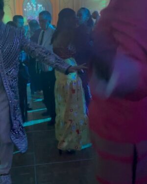 Kelly Ripa Instagram - If @kalpenn or anyone else invites you to a Diwali party, do it! Thank you to everyone for welcoming us with open arms, delicious food, chic fashion and masterful beats! Happy Diwali 🪔 swipe to see what all the fun is about!