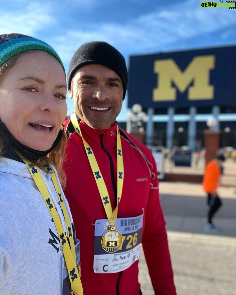 Kelly Ripa Instagram - Two incredibly average runners. One Big House!! #bighouse5k