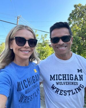 Kelly Ripa Instagram - Weekend big house photo tour. Go blue 〽️💙💛