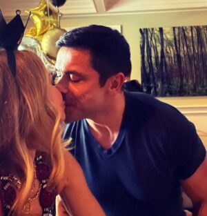 Kelly Ripa Instagram - #2022 is looking up! Captured a a kissing selfie with my short arm. HAPPY NEW YEAR 🎉🥳🎊