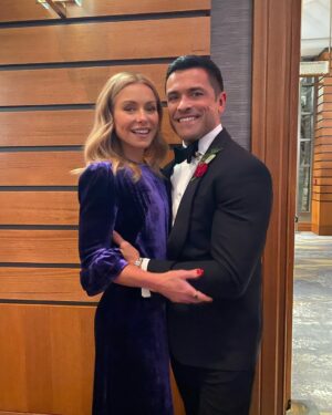 Kelly Ripa Instagram - Tis the season for awkward poses 🎄🤍🤍🕊