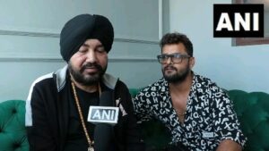 Khesari Lal Yadav Instagram - दलेर पाजी आपके आवाज से अउर खास हो गईल 'रंग दे बसंती'। थैंक यू पाजी। लव यू ❤️

राम जी की जय, हनुमान जी की जय! 

@thedalermehndiofficial

#RangDeBasanti 
#RamJiKiJaiHanumanJiKiJai