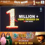 Khesari Lal Yadav Instagram – 01 Million Views आपके इस प्यार के लिए धन्यवाद, “RANG DE BASANTI- रंग दे बसंती” पे ऐसे ही प्यार भरे रंग बरसाते रहें @khesari_yadav @ratipandey @dianaakhan @srkmusic @sharmilasingh26 @roshansrkmusic @premanshu23 @omjhamusicdirector_