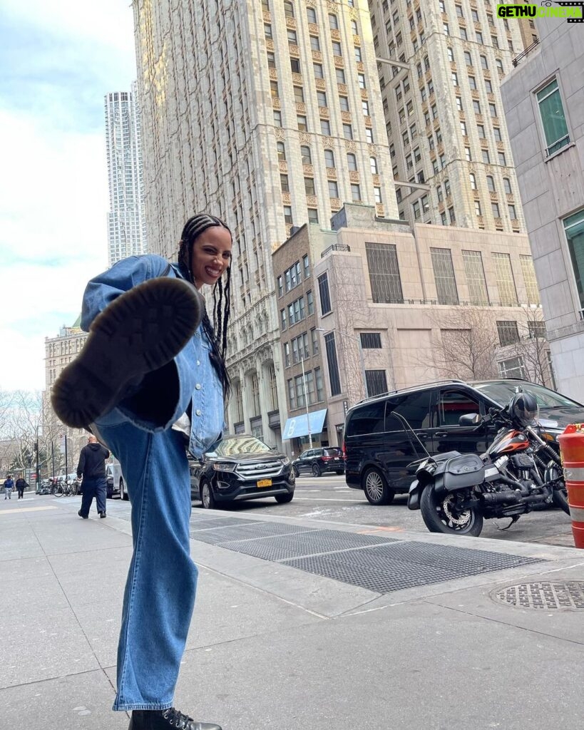 Kiana Madeira Instagram - Taking every negative thought captive and surrendering them to God 🦋 This life is meant for us to fly so high, to smile so big!! We can overcome anything and come out on top when we have Jesus as our guidance. I pray that you are all feeling as powerful as you truly are!!✨ New York, New York