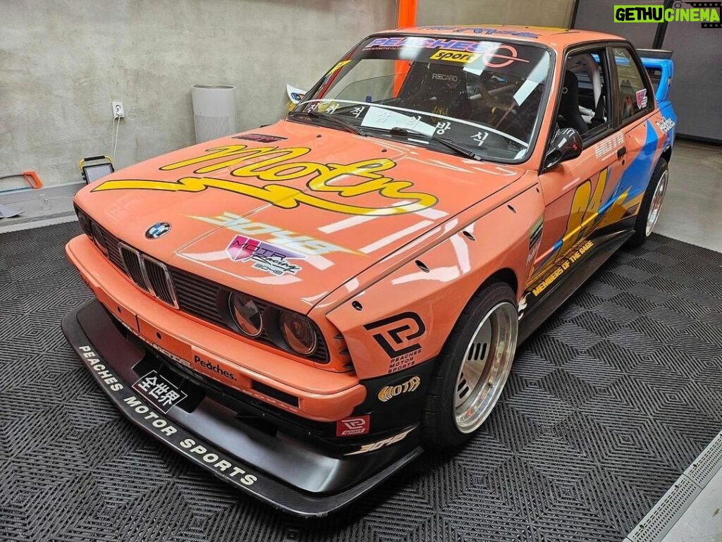 Kid Cudi Instagram - @peachesoneuniverse x @membersoftherage 🏁🍑 To the Peaches team, THANK YOU for this ILLLL fuckin gift!! Yall snapped!! Had a hand in designing this bad boy. Cant wait to drift this bitch 🙏🏾✨✌🏾💕 #motr #membersoftherage #E30 @bmw