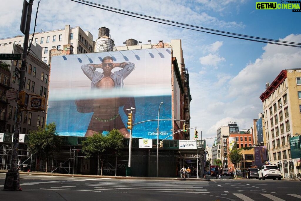 Kid Cudi Instagram - I always walked past this billboard and dreamed of being up there one day. This is unreal. I remember I mentioned I realllly wanted this billboard at the shoot and they told me "we'll see.". Thank u @calvinklein for makin another dream of mine come true 🙏🏾💕 "Im a male model, you know what I mean" 😎 @calvinklein Location: Houston and Lafayette NYC INSANO SEPT 15TH ‼️ 📸@inezandvinoodh Photo of billboard @teadae