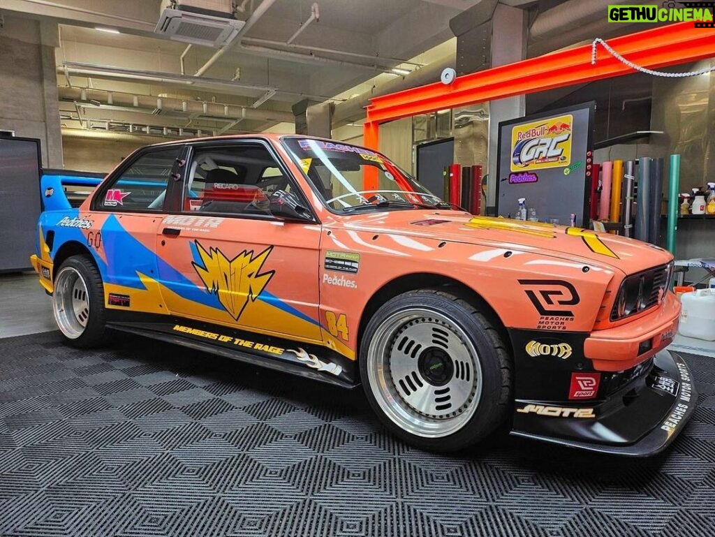 Kid Cudi Instagram - @peachesoneuniverse x @membersoftherage 🏁🍑 To the Peaches team, THANK YOU for this ILLLL fuckin gift!! Yall snapped!! Had a hand in designing this bad boy. Cant wait to drift this bitch 🙏🏾✨✌🏾💕 #motr #membersoftherage #E30 @bmw