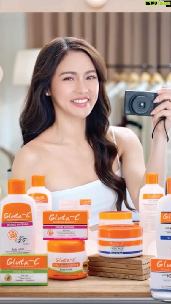 Kim Chiu Instagram - Choosies, alam nyo ba anong secret ni Kim for a glowing body? ‘Yung walang halong keme! 💁🏻‍♀️ Stay choosy!  Choose lightening that cares. 🧡✨ #LighteningThatCares #KimChooseGlutaC #ChooseToCYourGlow