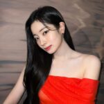 Kim Da-hyun Instagram - 작년부터 준비한 이번 앨범에 제가 작사한 곡이 실리는 것만으로도 기쁜 마음이었는데 원스가 편지로, 버블로도 우리 다현이가 작사한 노래들 잘 듣고 있다고 말해줄 때마다 뿌듯하고 힘이 나요. You get me는 콘서트 투어할 때 원스들을 보면서 느낀 감정들을 가사에 썼다고 말했었는데, 원스는 저에게 정말 큰 힘이 되어주는 존재예요. 이번 활동도 고생 많았고 또 봐요🫶