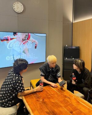 Kim Jin-woo Instagram - 코카-콜라에 있는 QR코드를 찍으면 여름노래가 가득🎶
#광고 #코카콜라 #에센셜 #음악처럼짜릿한마법
@cocacola_korea