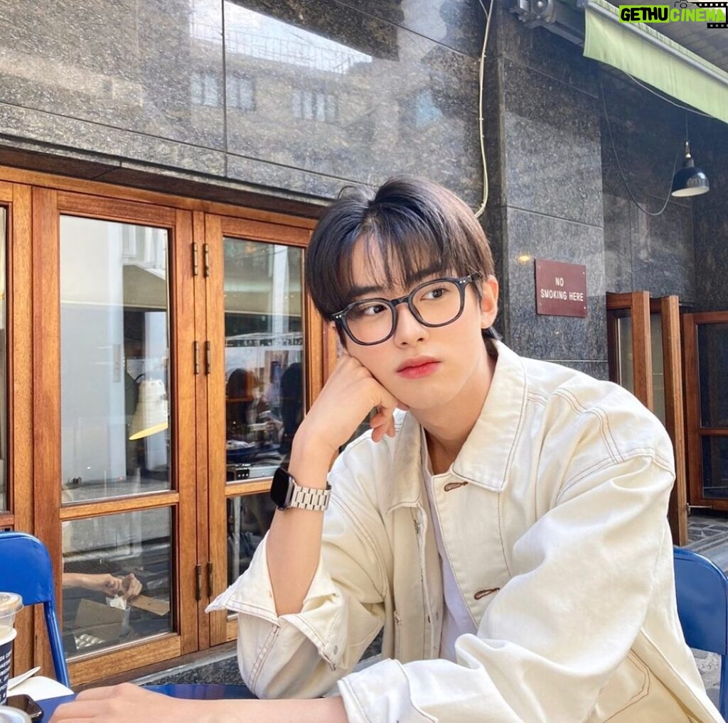 Kim Min-kyu Instagram - 나른한 봄~~🌻🌻 #사진찍을때만#잠깐벗었습니다