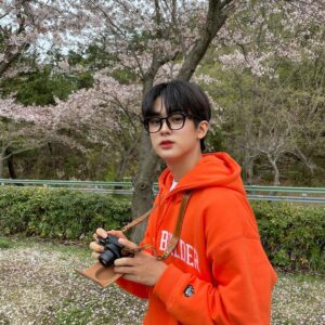 Kim Min-kyu Instagram - 벚꽃구경🌸🌸
#성공or실패??#비만안왔어도...