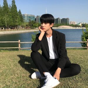 Kim Min-kyu Instagram - 봄이다~🌸🌸