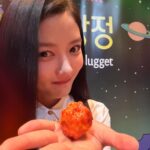 Kim You-jung Instagram - Right now ! 닭강정 🫥 냠냠, Chicken Nugget👽 #netflix