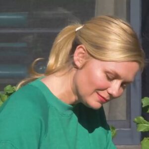 Kirsten Dunst Instagram - Me and #muboo love to garden for @entireworld 🌿