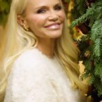 Kristin Chenoweth Instagram - #ad | I may have spent some time in a holiday movie or two (or five and counting). Bring that magical feeling home with @command so you can deck your halls while saving your walls – all season long! 🪄🎄​ And how about you nominate someone who goes out of their way to bring holiday magic to others so they could win Command™ Brand’s ultimate cheer package and $25,000 to make the holidays extra bright. To enter, follow @Command, comment on the pinned post and tag the one deserving merrymaker in your life.​ _________________________________________​ NO PURCHASE NECESSARY. Open only to legal residents of the U.S and D.C. who are legal age of majority in their jurisdiction of residence with a valid bank account located within the United States. Void where prohibited. Enter 11/8/23 at 8:00 am CT - 11/29/23 at 11:59 p.m. CT. LIMIT 1 ENTRY PER PERSON. Taxes are the responsibility of the winner. Subject to the Official Rules available at www.command.com/holidaymagic. Sponsor: Command™ Brand, 3M, St. Paul, MN 55144.