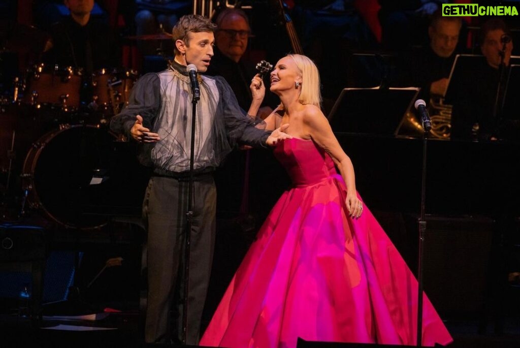 Kristin Chenoweth Instagram - we all love you endlessly, @wickedschwartz 💗 look at the impact you’ve had!! Photographed by Emilio Madrid @emiliomadrid Evan Zimmerman @evzmm Jenny Anderson @jennyandersonphoto Celebrating @wickedschwartz Produced by @creativepartnersproductions Presented by @metopera #MetOpera The Metropolitan Opera