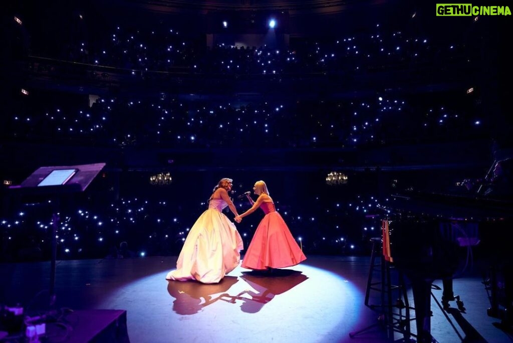 Kristin Chenoweth Instagram - In classical, there is control. In pop, there is freedom. It’s amazing when an artist has both control and freedom. That’s Shoshana. The real deal. I love you @shobean!!! 📸: @jennyandersonphoto @apollotheater @csiriano @brucewaynemua Apollo Theater, Harlem