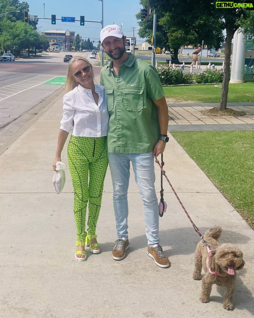 Kristin Chenoweth Instagram - On Fridays we wear green 💚 (and Thunder wears pink) Broken Arrow, Oklahoma