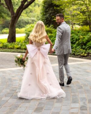 Kristin Chenoweth Instagram - My forever - 9.2.2023 👰‍♀️❤️🤵‍♂️

📸: @dalebenfield 

Glam: @jillcady_makeup & Bruce Wayne
Styled by: @debswatson 
Dresses: @pamellaroland 
Jewelry: @evafehren 
Shoes: @jimmychoo 
Wedding planner: @crystalfrasierweddings 
Flowers: @davidkimmeldesign
Rings: @rahaminovdiamonds @brucegweber @xivkarats