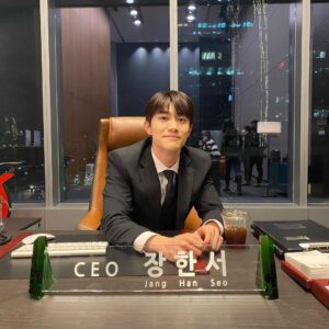 Kwak Dong-yeon Instagram - 꼭두각시의 삶 속에서 
회장이라는 지위로 내 존재를 인정받으려 애쓰기만 했던 한서는 
나의 못남을 알고 스스로 목줄을 끊어내며 처음으로 사람 노릇을 해내 자신만의 방법으로 속죄했고 성장했습니다 
다소 무식하게. 

드라마 빈센조의 긴 여정과 
장한서의 성장을 지켜보고 함께 해준 모든 분들께 깊이 감사드립니다. 

빈센조 & 장한서 adidas.. 🤌🏻