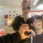 Kwak Dong-yeon Instagram - 또 한 번의 생일이 지나갔습니다. 축하해주신 모든 분들 감사합니다! 특히 이번 생일도 기억에 남을 특별한 하루로 만들어준 심장곽동❤️ 늘 제게 선물이 되어줘서 고맙습니다 🎁 이제는 어엿한 20대 후반의 사회인입니다만, 올해까진 마지막이다 생각하고 열심히 철 없고, 조금 귀엽고 발랄해보겠습니다🧏🏻‍♂️ 따스한 봄의 시작 만끽하며 다들 건강하고 행복하세요 🌳