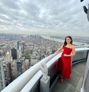 Lacey Chabert Instagram - I had the unique privilege of being allowed to step out onto the highest observation deck in the Western Hemisphere. Thank you @empirestatebldg for the amazing tour! Faced my fear of heights!