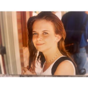 Lacey Chabert Instagram - I looked at the date and realized its been exactly six months without my beautiful sister. 
We all miss her so much. 
During these past six months when someone would refer to Wendy in past tense it was just crushing to me. It’s normal to do this of course, but it still always took me back, even when I did it. The other day as Julia and I were watching a movie, I said, “this was one of Aunt Wendy’s favorite movies growing up” Julia corrected me and said, “No, mom it’s still one of her favorite movies, she’s just up in heaven now”  Such wisdom. 
While I don’t know about having favorite movies in heaven, the deeper truth of what she said hit my heart. I know that the endless love we have for Wendy and the love she gave us during her life still exists. 
It’s still present tense. 
She’s just, “up in heaven now” 

If you’re also missing a loved one, I pray the Lord brings hope and comfort to your heart 🤍