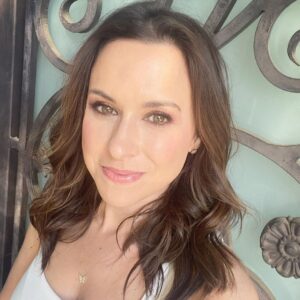 Lacey Chabert Instagram - Hope you’re having a great day! 
🌸🌸🌸🌸

I just had to document that I actually took my hair out of its signature oversized scrunchie messy top-knot situation. Anyone else relate?!