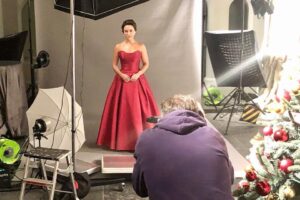 Lacey Chabert Instagram - Christmas at Castle Hart premieres tonight. Given the circumstances I won’t be able to live tweet. I didn’t know if I’d be able to talk about it much at all, but after a lot of thought, it became clear to me.  My sister was my biggest cheerleader and would want me to still celebrate my work. She’d be down right annoyed with me if I didn’t! In a strange twist of fate, one of the things that separates this Christmas movie from my other ones is that it actually features a beautiful relationship between two sisters. While we were filming I thought about Wendy many times as the character of Margo reminded me so much of her. On our first meeting I told our wonderful director @scainprod about this. Wendy was the funny one. She was always the first one to have some outlandish plan that usually got us into a little bit of fun trouble and had us laughing so hard tears rolled down our cheeks. Margo reminded me of her and @alihardiman brings this  character to life in the most perfect way! I also want to honor and celebrate our incredible cast and crew and everyone at Hallmark channel who worked SO hard on this project. Filmmaking is truly a collaboration and I appreciate every single person who made this delightful movie happen. 

So tonight, I’d like to dedicate this movie to my sister and let it serve as a tribute to her beautiful life. If you watch, I hope it makes you laugh and brings you some Christmas cheer. I hope you’ll hug your loved ones tight as you enjoy the movie. Thank you for your continued support. My love to you all! ❤️ @hallmarkchannel tonight 8/7c