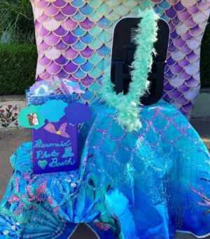 Lacey Chabert Instagram - #TBT to Julia’s 5th birthday party!  I’ve always loved planning parties for friends and family so I’ve had so much fun throwing themed birthday parties for my daughter. We love any excuse to have people over and have a fun celebration together! 🎉Julia chose “Magical Mermaid” as the theme. 🧜‍♀️We made tutu skirts for the tables, created our own little photo booth and a mermaid store to spoil the kiddos with prizes. Thank you @jeanniesweets for making the most adorable cake! 🎂  #funmemories #birthday #homemadeparty #DIY