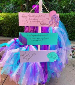 Lacey Chabert Instagram - #TBT to Julia’s 5th birthday party!  I’ve always loved planning parties for friends and family so I’ve had so much fun throwing themed birthday parties for my daughter. We love any excuse to have people over and have a fun celebration together! 🎉Julia chose “Magical Mermaid” as the theme. 🧜‍♀️We made tutu skirts for the tables, created our own little photo booth and a mermaid store to spoil the kiddos with prizes. Thank you @jeanniesweets for making the most adorable cake! 🎂  #funmemories #birthday #homemadeparty #DIY