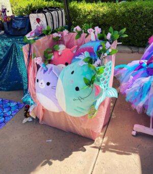 Lacey Chabert Instagram - #TBT to Julia’s 5th birthday party!  I’ve always loved planning parties for friends and family so I’ve had so much fun throwing themed birthday parties for my daughter. We love any excuse to have people over and have a fun celebration together! 🎉Julia chose “Magical Mermaid” as the theme. 🧜‍♀️We made tutu skirts for the tables, created our own little photo booth and a mermaid store to spoil the kiddos with prizes. Thank you @jeanniesweets for making the most adorable cake! 🎂  #funmemories #birthday #homemadeparty #DIY