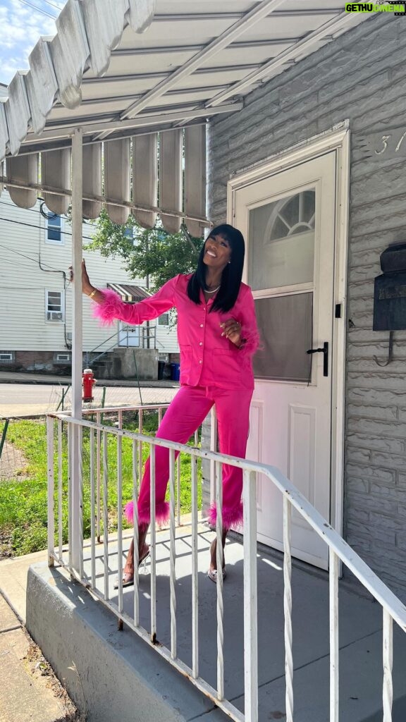 Lala Milan Instagram - While visiting Pittsburgh, PA- I asked my mom to drive pass my old house just to see it and I could’ve cried fr. The young me that was living in that house would’ve never imagined life as it is today. My mom said that when we were living there, our rent was $350.. that’s so WILD to me. Thank God for growth & favor💓 Pittsburgh, Pennsylvania