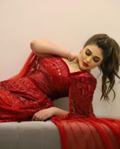 Layali Dehrab Instagram - عزيز النفس ماهو انسان متكبر بس يقدر قيمه نفسه 👌 ثاني سنه على التوالي مع افخم دار ازياء بالشرق الاوسط @labourjoisie @nadimski . Special thanks for the most iconic fashion house For the lovely roses dress @labourjoisie & and thanks for the creative designer @nadimski . Dress @labourjoisie @nadimski Photographer @mq_photoshoot Stylist @dr.desho