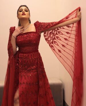 Layali Dehrab Instagram - عزيز النفس ماهو انسان متكبر بس يقدر قيمه نفسه 👌

ثاني سنه على التوالي مع افخم دار ازياء بالشرق الاوسط 
@labourjoisie @nadimski 
.
Special thanks for the most iconic fashion house 
For the lovely roses dress @labourjoisie & and thanks for the creative designer @nadimski 
.
Dress @labourjoisie @nadimski 
Photographer @mq_photoshoot 
Stylist @dr.desho
