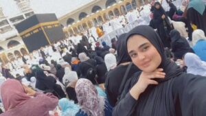 Layali Dehrab Instagram - الحمدالله الذي بلغنا زيارة بيته الحرام وكتب لنا عمره تسر خاطرنا. اللهم وتقبل منا اعمالنا ولا تردنا خائبين يا رب العالمين. احلى شعور بالدنيا 💕🙏🏻