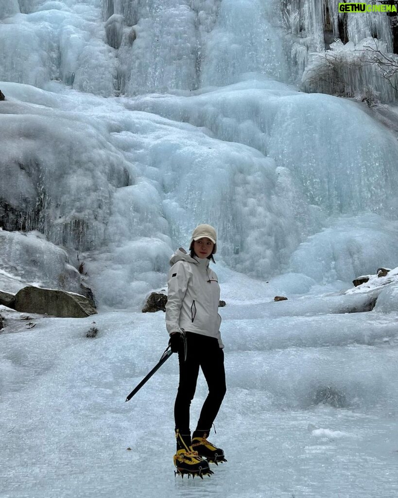 Lee Si-young Instagram - 빙벽등반❄️🥶 히말라야에 함께했던 현주대장님 덕분에 빙벽등반 첫경험 완료했습니다🫶🏻😝❤️ 운좋게 아직 얼음이 녹지않아서 운악산에서 천연빙벽으로 너무 값진 경험했어요 감사합니다🙏🏻 아니..... 무서운데 왜이렇게 짜릿하고 재밌는거죠??????ㅎㅎㅎㅎ 중간중간 계속 못믿고 의심하긴했지만 ㅋㅋㅋㅋㅋㅋㅋㅋㅋ 처음이니까😝 이날 내 전완근.... 하늘나라감......😇😇😇 다시 히말라야 가는 날까지 열심히🔥🔥🔥🔥🔥 너무 재밌어요!!!감사합니다!!!